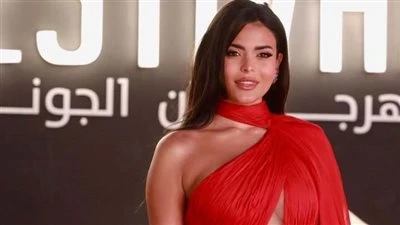 ارجوكم ادعوله.. أسماء جلال تطلب الدعاء لوالد الفنان أحمد عبد الحميد