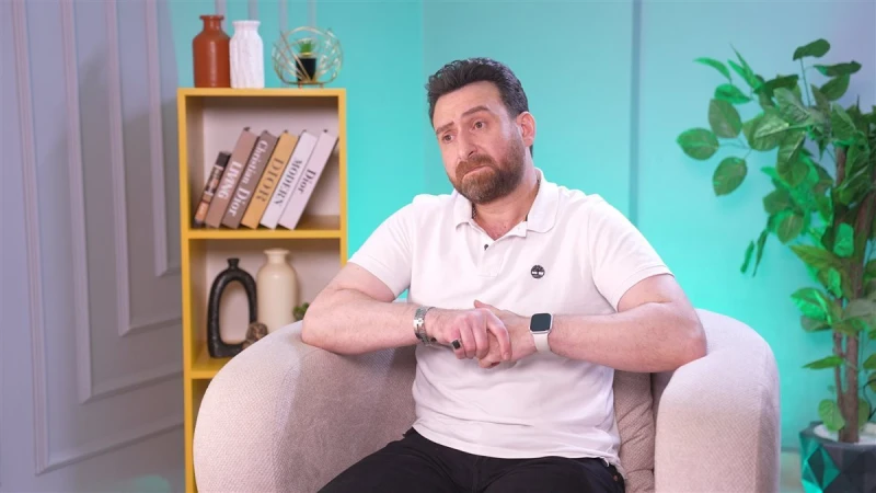 نضال الشافعي باكيًا: زوجتي طالبتني بشراء مدفن قبل وفاتها.. ودفنتها بيدي