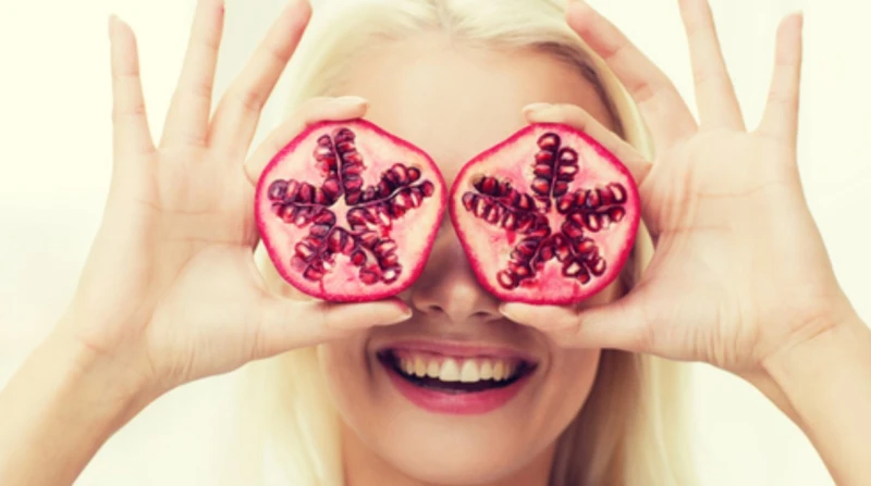 يحسن الهضم ويفتح البشرة، إليكِ 6 طرق صحية لتناول الرمان
