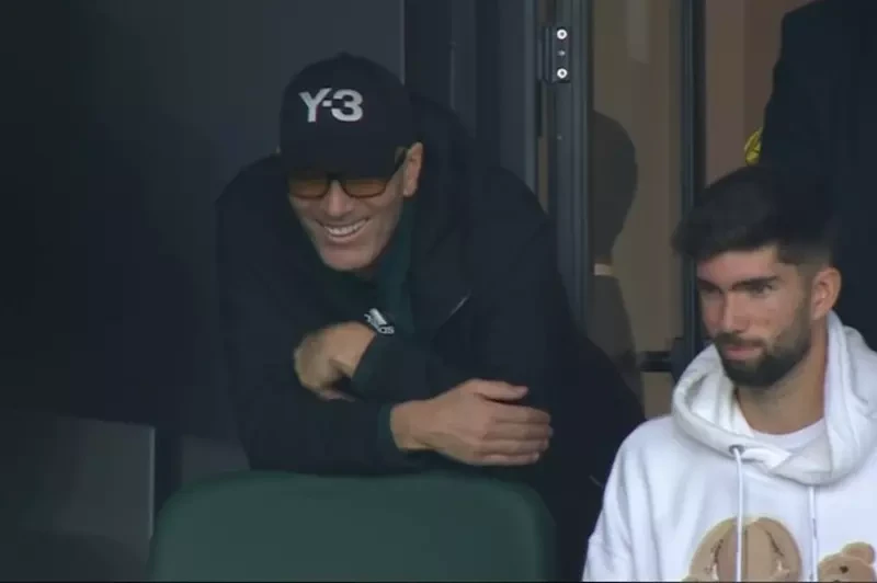 زيدان في المدرجات.. وعيونه على ابنه قدام السودان