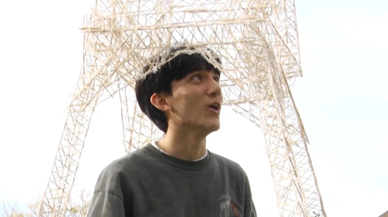 بـ20 ألف خلة أسنان، شاب يشيد برج إيفل ويحطم رقما قياسيًا في "جينيس"