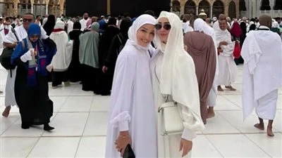 تزامنا مع أزمة تامر حسني الصحية.. بسمة بوسيل تؤدي مناسك العمرة