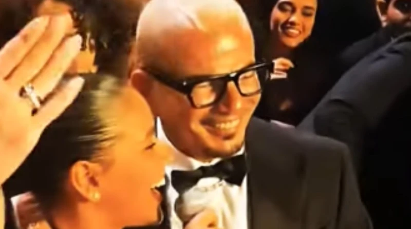 بسبب “خطفوني”، عمرو دياب يمازح ابنته جنا في حفل زفاف مدير أعماله