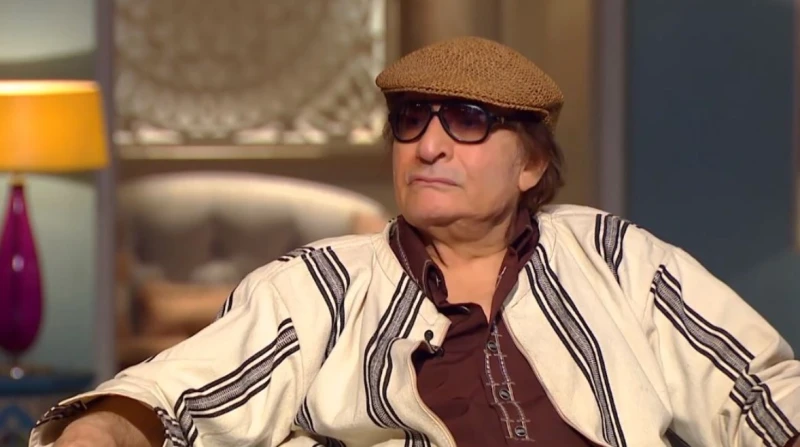 بعد وعكة صحية شديدة، محيي إسماعيل مبتسمًا على السرير الأبيض