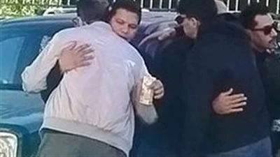 وسط حضور نجوم الفن.. انهيار أحمد عبد الحميد في جنازة والده محمد عبد الحميد