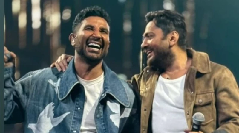 "أحسن بس مش بيتحرك"، أحمد سعد يكشف تطورات الحالة الصحية لـ تامر حسني