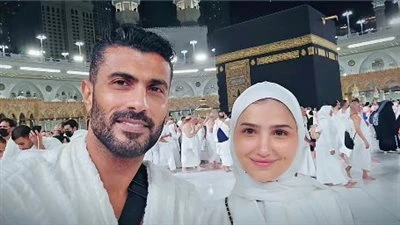 محمد سامي ومي عمر يؤديان مناسك العمرة على هامش حضورهما مهرجان البحر الأحمر.. صور