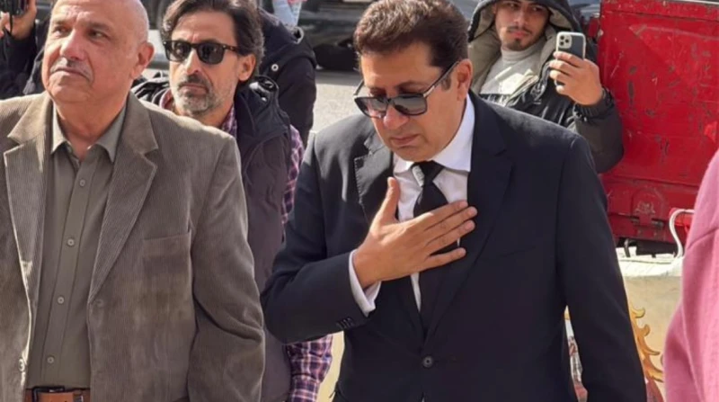 "اعتبروها والدتكم"، كلمات ودودة من هاني رمزي للصحفيين في جنازة أعز الناس