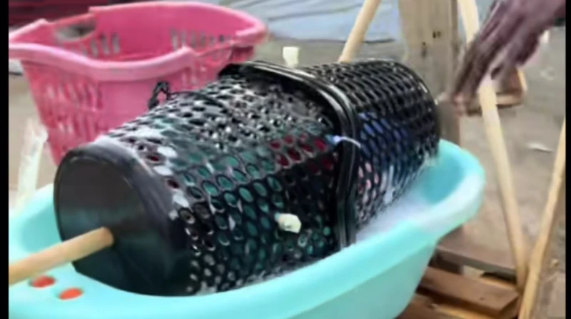 "الحاجة أم الاختراع"، فلسطيني يبتكر غسالة ملابس بدائية رغم انقطاع الكهرباء