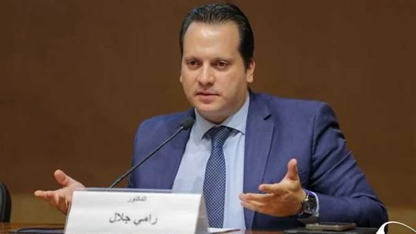 رامي جلال عامر يهاجم قرار وزير العمل بشأن إجازات المسيحيين ويطالب بالمحاسبة
