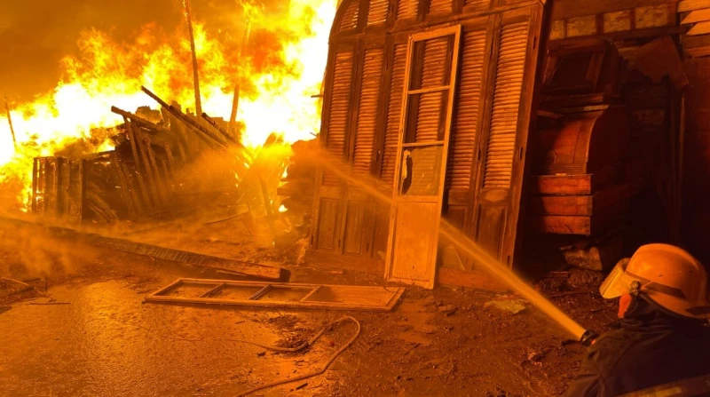 حريق ضخم بمصنع أخشاب في شارع مؤسسة الزكاة بالمرج