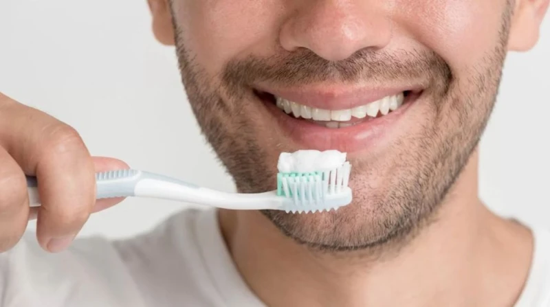 قبل أم بعد الإفطار؟ تعرف على التوقيت الصحيح لتنظيف أسنانك