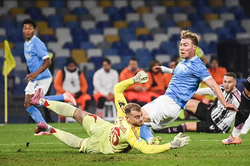 هويلوند يُهدي نابولي صدارة الكالتشيو بهدفين في اليوفي