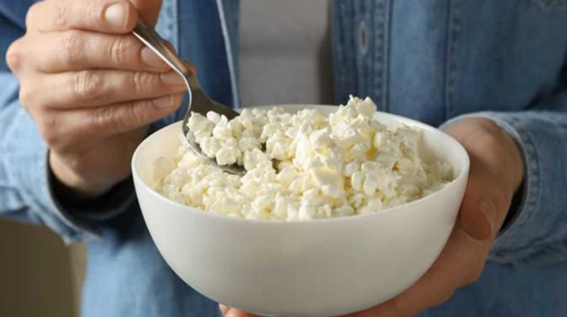 منها الجبن القريش، 7 أطعمة لدعم صحة المرأة بعد الأربعين