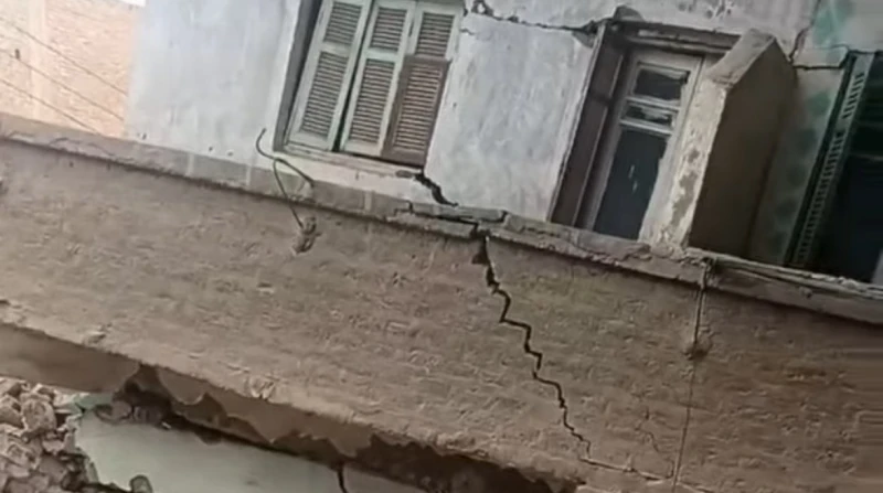 انهيار منزلين في قرية بأسيوط وانتشال 6 أشخاص من تحت الأنقاض