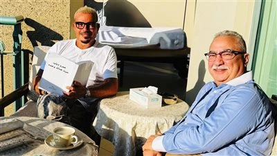 «عمرو دياب.. حيث هناك وحده».. أول ظهور للهضبة يقرأ رواية إبراهيم عيسى عن قصة حياته