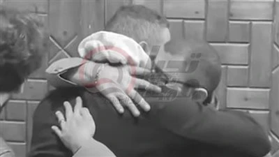 بيعيطوا في حضن بعض.. لقطة مؤثرة بين أحمد الفيشاوي وشقيقه في عزاء سمية الألفي