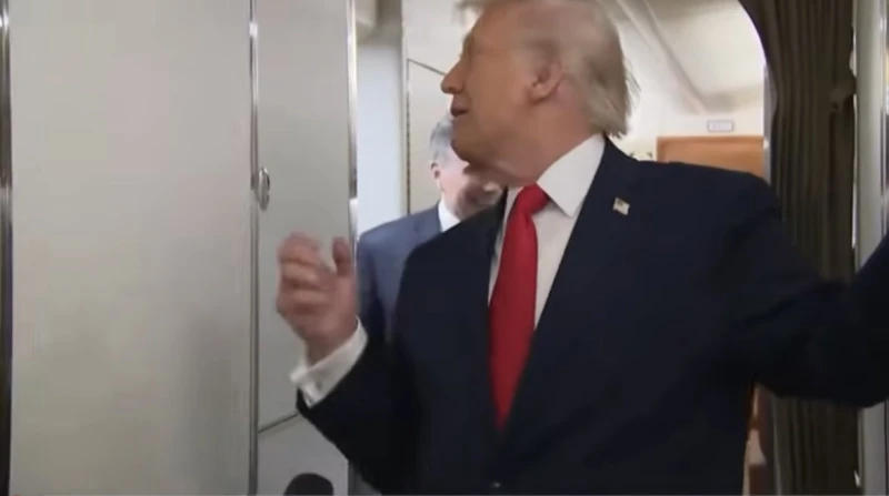 "هزار على باب الحمام"، ترامب يثير الضحك على متن طائرة الرئاسة (فيديو)