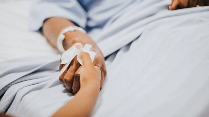 "هكمل علاج ليه"، طبيبة تكشف معاناتها مع إخبار والدها بحالته الصحية