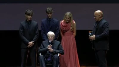 ظهر على كرسي متحرك.. تكريم مايكل كين في مهرجان البحر الأحمر السينمائي بحضور أحفاده