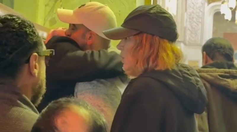 منة شلبي تساند أحمد الفيشاوي في عزاء والدته سمية الألفي