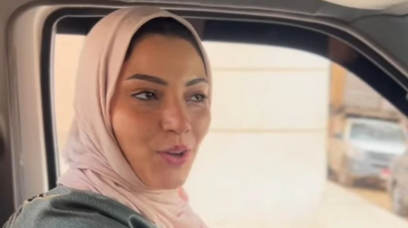 "هي دي الست المصرية"، مهندسة تتخلى عن أحلامها وتقود سيارة نقل لمساندة زوجها المريض (خاص)