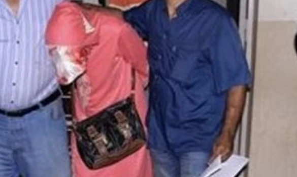 زوج يضبط زوجته في حضن جاره : 100 اخص