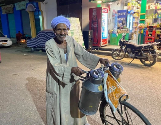 عم حسين أقدم بائع لبن متجول في الأقصر مات : الصعايدة زعلانين النهاردة