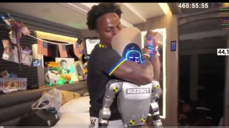 "علقة موت" لـ روبوت بشري تضع بلوجر شهيرًا في ورطة قضائية