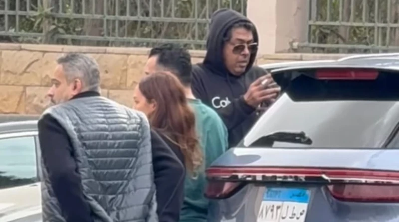 عمر متولي يُشيع جثمان والدته في حضور أبناء عادل إمام