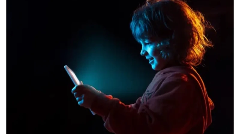 باحثون: المحتوى التافه عبر الإنترنت يضر بتطور دماغ الأطفال دون الخامسة
