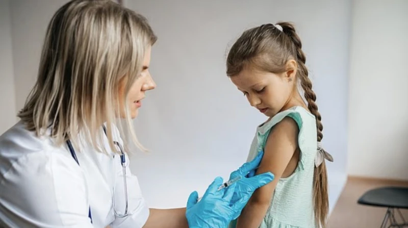 ادعاء صادم يربط وفاة 10 أطفال بلقاح كورونا وتحرك عاجل في أمريكا
