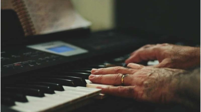 مع التقدم في العمر، اعزف موسيقى لتحافظ على نشاط دماغك