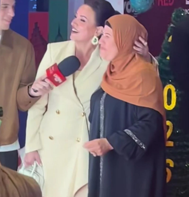 والدة الفنانة المصرية ” ريهام عبدالغفور” تظهر بالحجاب وتدعم ابنتها بعد أزمة صورتها الخادشة للحياء