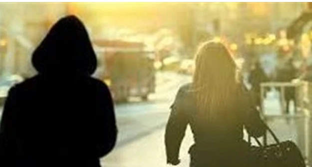 واحد سكران ادي معلمة بوسه في الشارع : يخربيتك وبيت اللي جنب بيتك