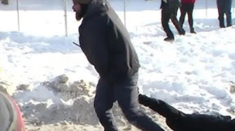 غضب في أمريكا بعد سحل شرطي سيدة "حامل" على الثلوج