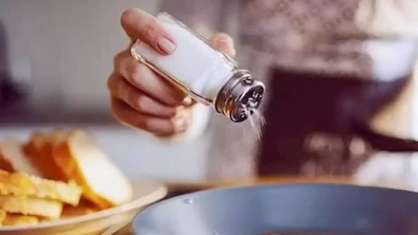 بعد تحذير وزارة الصحة .. مخاطر الإفراط في تناول الملح | تهدد القلب والكلى