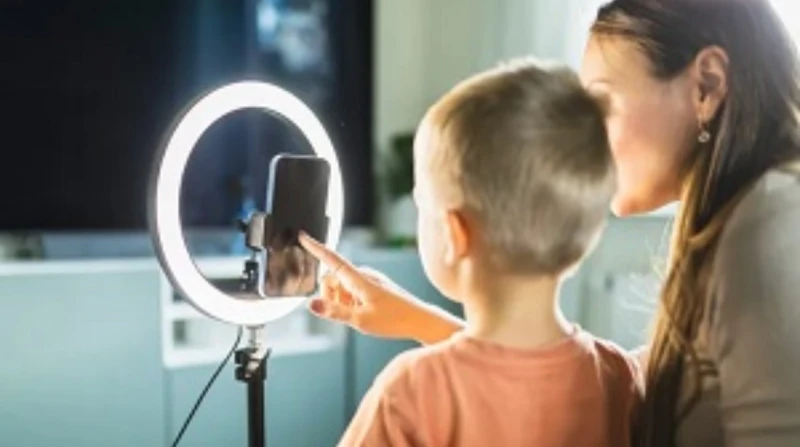 الأطفال وصناعة المحتوى، متعة أم تهديد لصحتهم النفسية؟