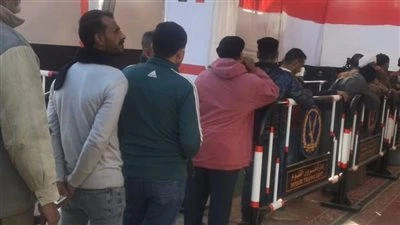 الشباب في المقدمة.. إقبالا كثيفا للناخبين على اللجان الانتخابية بالفيوم