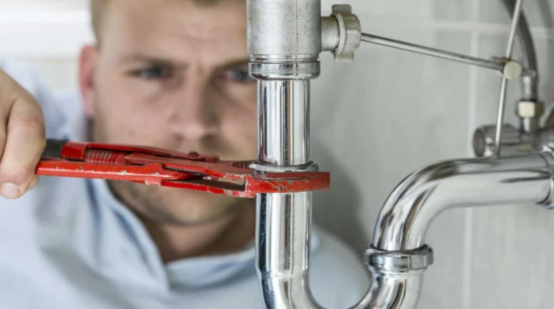 خوفًا من الـ "AI"، البريطانيون يتجهون لمهن السباكة والنجارة