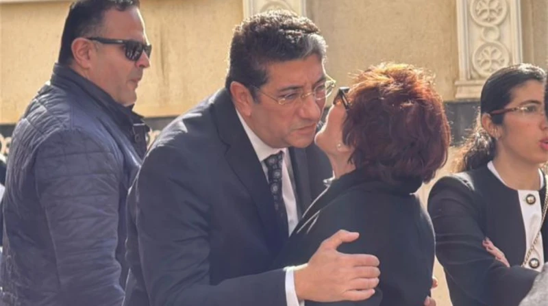 لبلبة تواسي شقيق هاني رمزي في جنازة والدته بكنيسة "أبي سيفين" بالتجمع