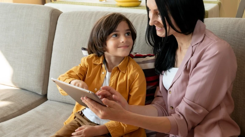 ماذا يقول الخبراء عن تأثير "شات جي بي تي" على تربية الأطفال؟