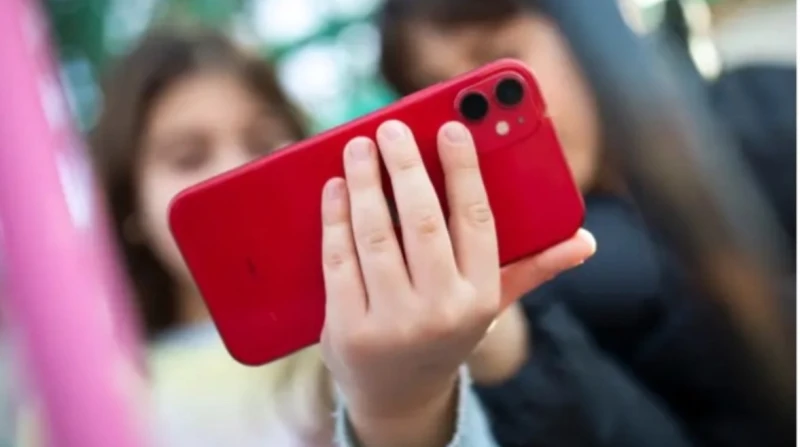 دراسة: مخاطر تهدد طفلك إذا كان يمتلك هاتفًا ذكيًا في هذا السن