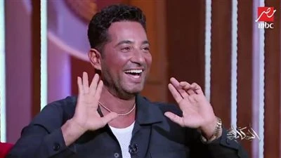 عمرو سعد: أمي عملت كارثة أكبر من كارثة طبيعية.. خلفت 9 عيال.. دي بطلة العالم