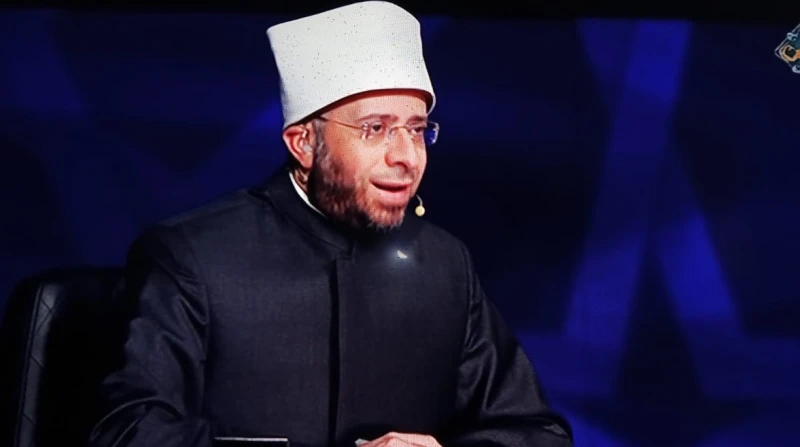 "طوفان متدفق بالجمال"، الأزهري يتأمل في آيات من سورة "هود"