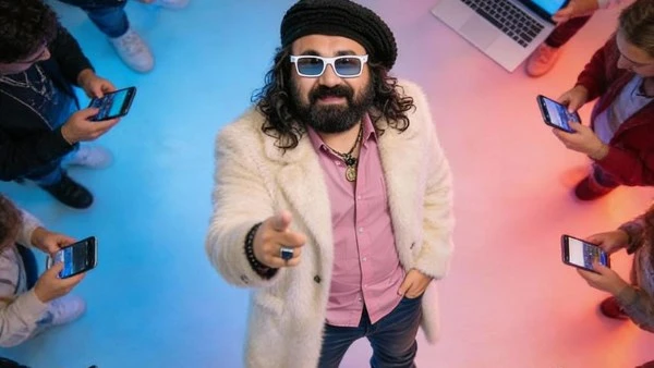 أبو الليف بعد نجاح أغنيته كده كتير: أصبحنا ننسى أننا بشر من لحم ودم