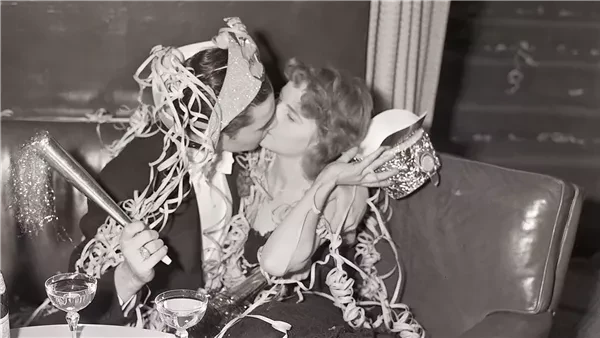 لماذا يقبل الناس بعضهم عند منتصف ليلة رأس السنة؟.. الأصل والفصل