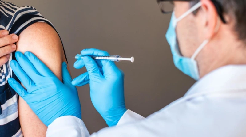 التحذير الأسود، لقاحات كوفيد-19 تزيد من خطر الإصابة بفيروس يضر الدماغ