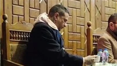 هتوحشيني.. انهيار أحمد الفيشاوي في عزاء والدته سمية الألفي