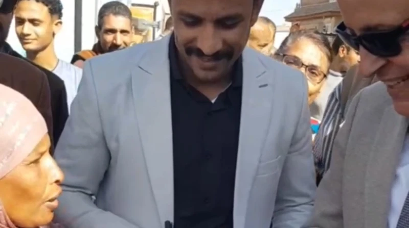 "تعالى اشتري مني"، بائعة ثوم تستوقف محافظ الأقصر خلال افتتاح سوق اليوم الواحد